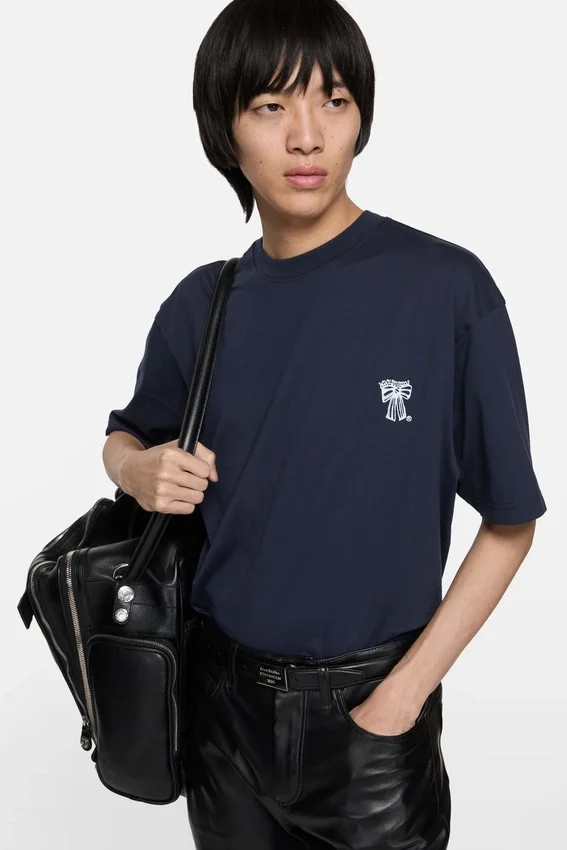 T-shirtar med logotyp i form av en rosett