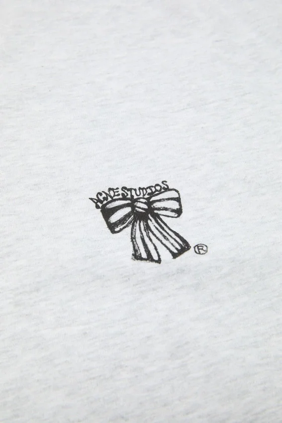 T-shirtar med logotyp i form av en rosett