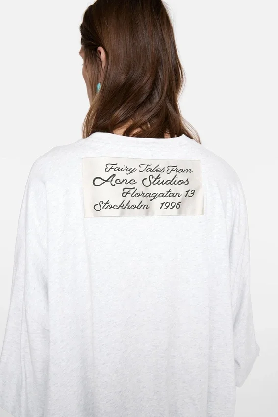 T-shirtar med rynkad logotyp