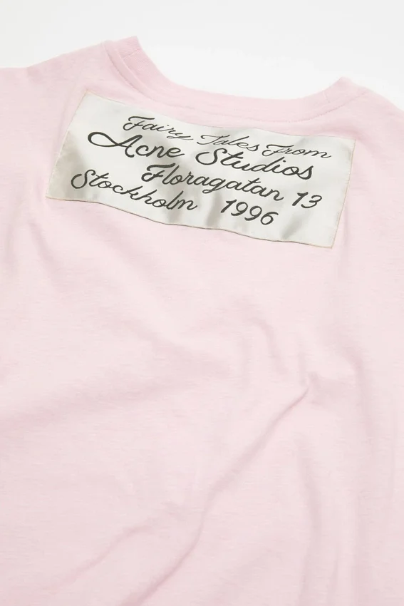 T-shirtar med rynkad logotyp