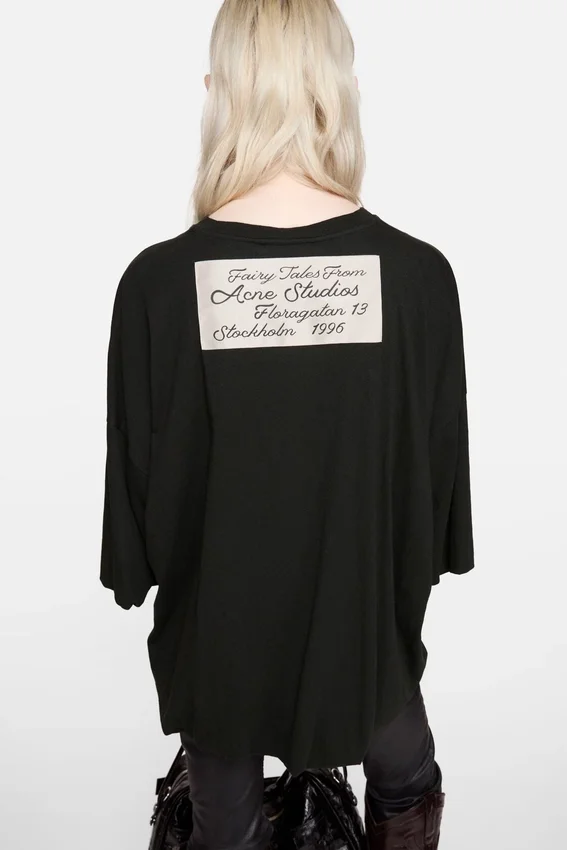 T-shirtar med rynkad logotyp