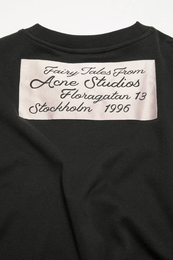 T-shirtar med rynkad logotyp