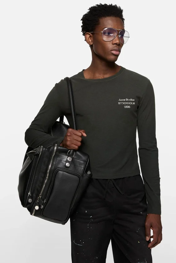 T-shirtar med slitet logo-tryck