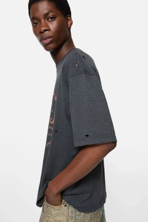 T-shirtar med slitet logo-tryck