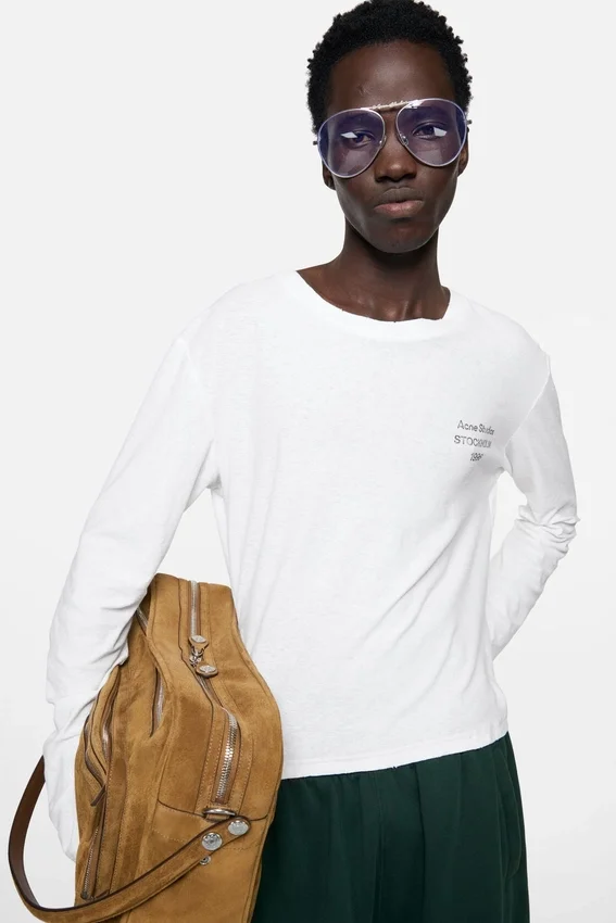 T-shirtar med slitet logo-tryck