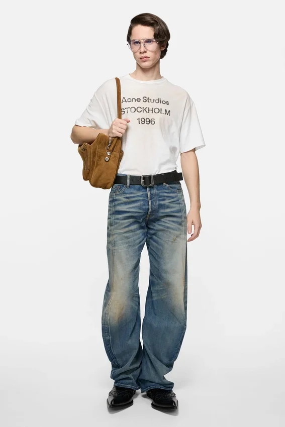 T-shirtar med sprayad logotyp
