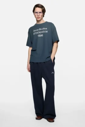 T-shirtar med sprayad logotyp