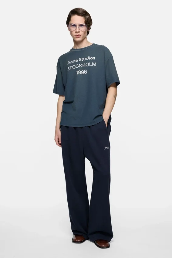 T-shirtar med sprayad logotyp