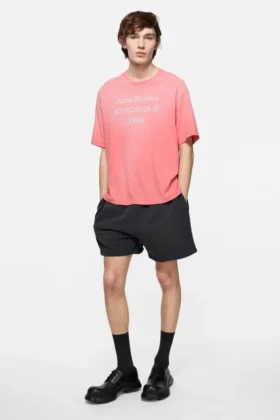 T-shirtar med sprayad logotyp