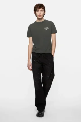 T-shirtar med sprayad logotyp