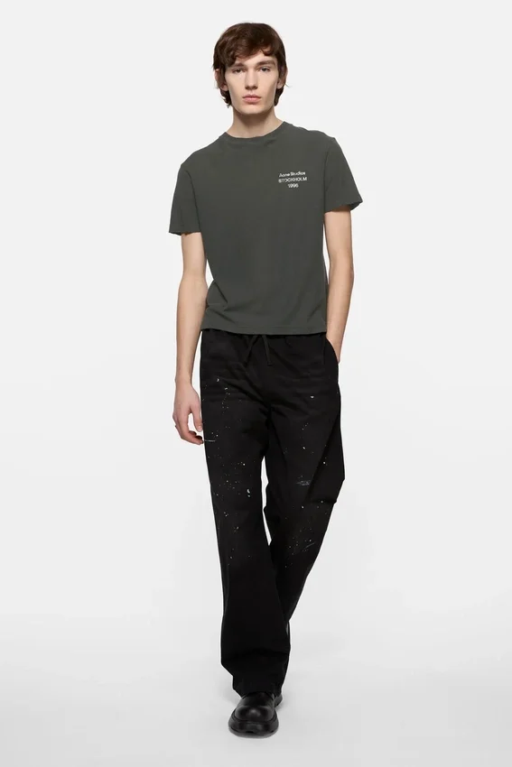 T-shirtar med sprayad logotyp
