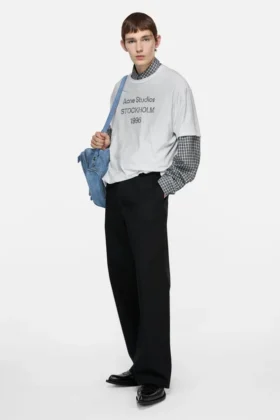 T-shirtar med sprayad logotyp