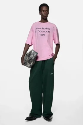 T-shirtar med sprayad logotyp