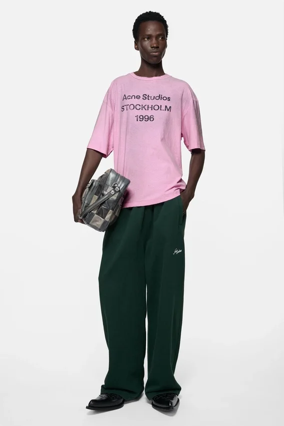 T-shirtar med sprayad logotyp