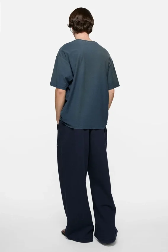 T-shirtar med sprayad logotyp
