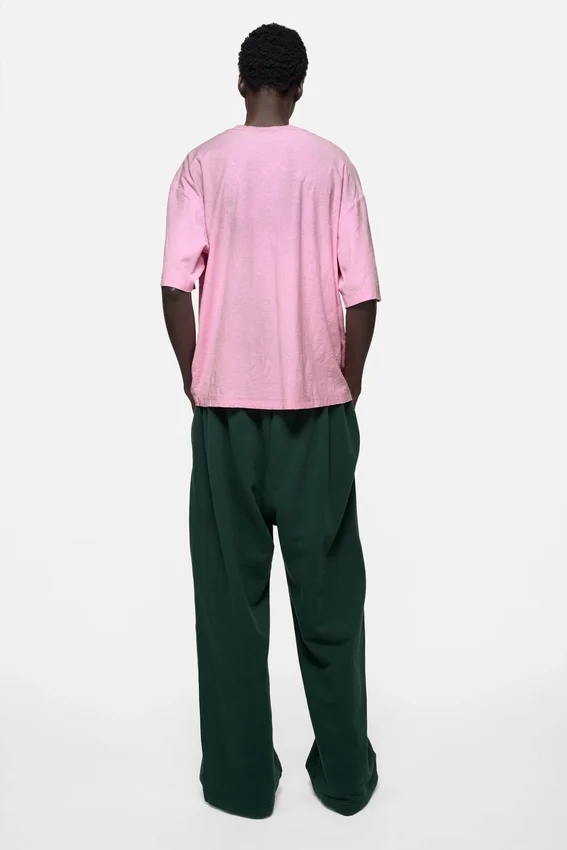 T-shirtar med sprayad logotyp