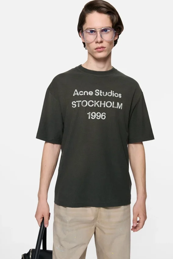 T-shirtar med sprayad logotyp