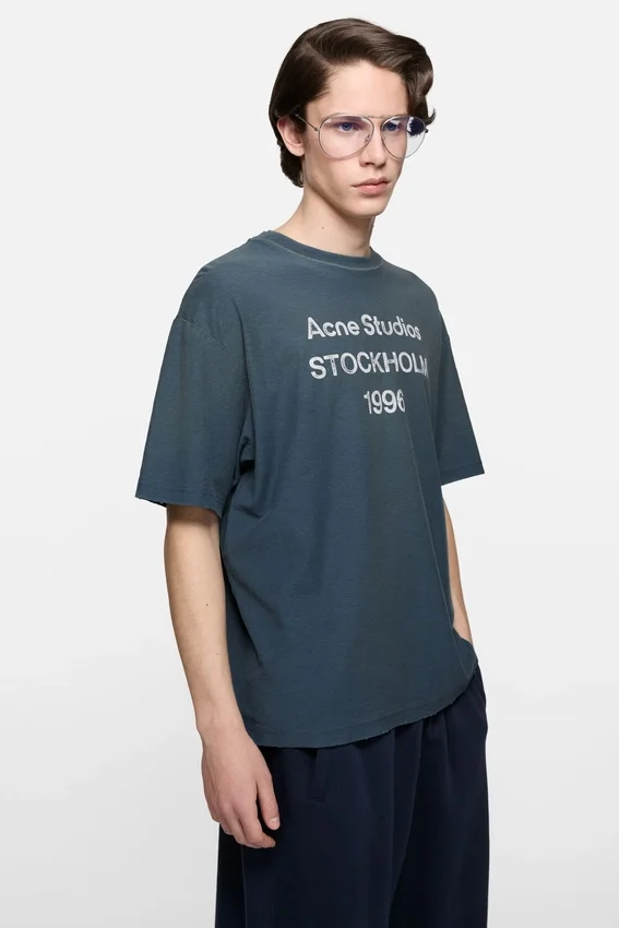 T-shirtar med sprayad logotyp