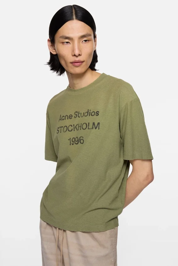 T-shirtar med sprayad logotyp