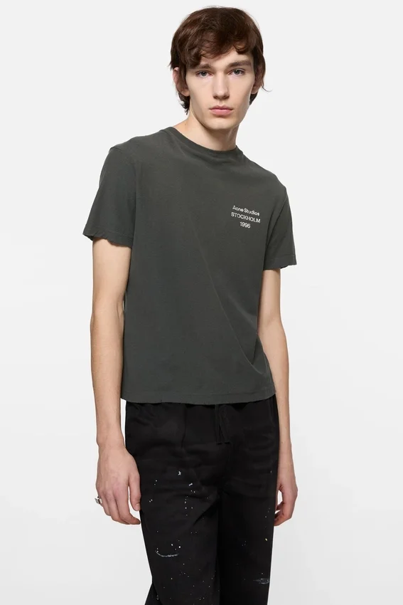 T-shirtar med sprayad logotyp