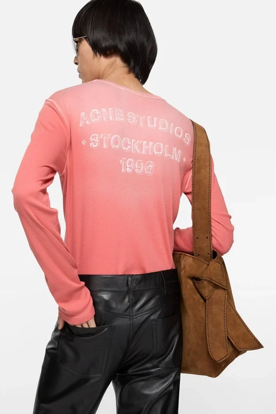 T-shirtar med sprayad logotyp