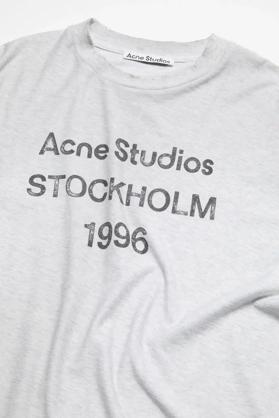 T-shirtar med sprayad logotyp