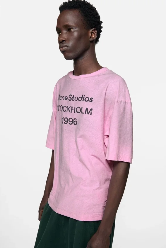 T-shirtar med sprayad logotyp