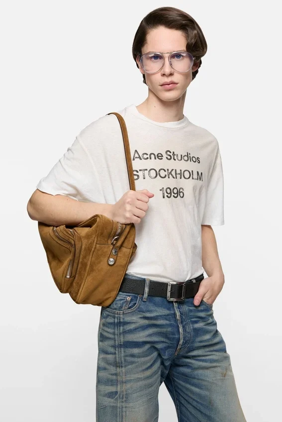 T-shirtar med sprayad logotyp