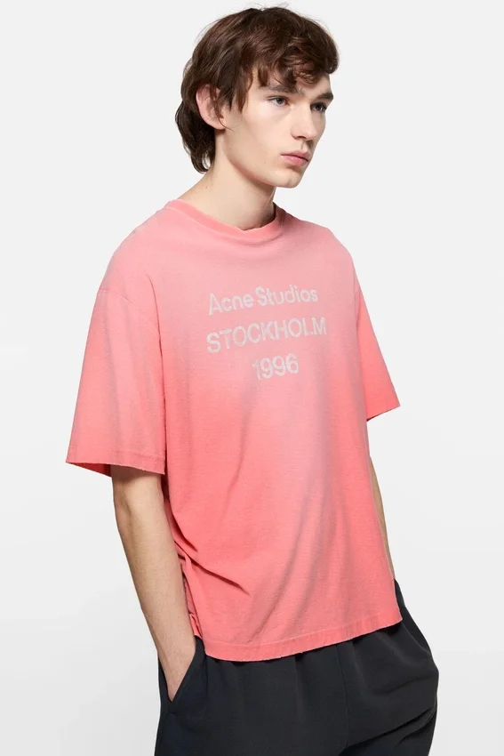 T-shirtar med sprayad logotyp