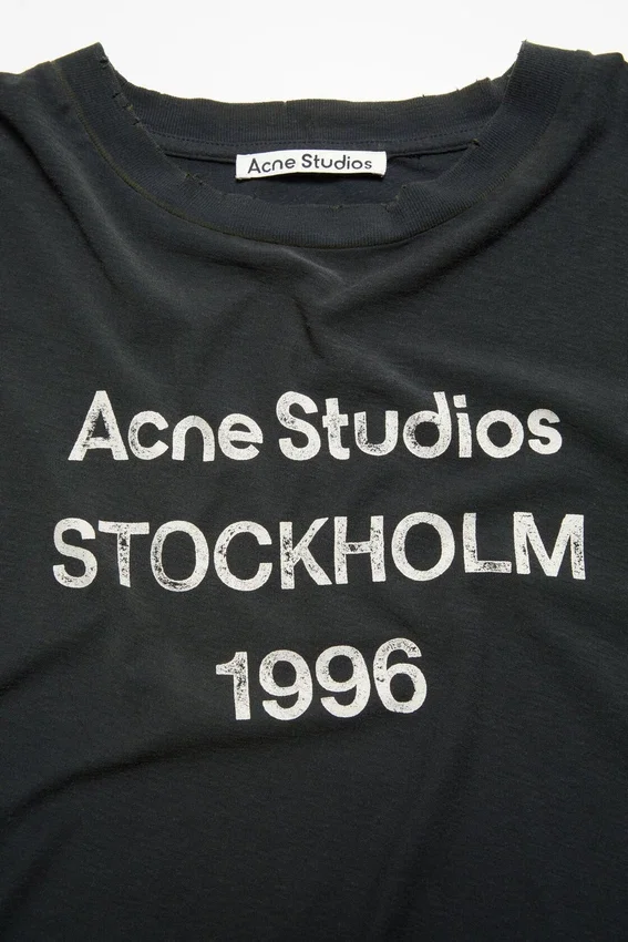 T-shirtar med sprayad logotyp