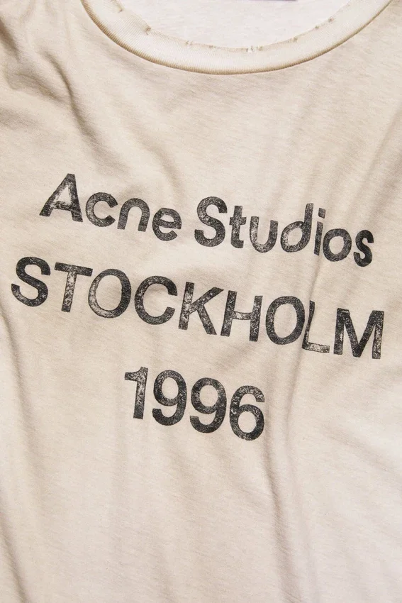T-shirtar med sprayad logotyp
