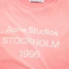 T-shirtar med sprayad logotyp