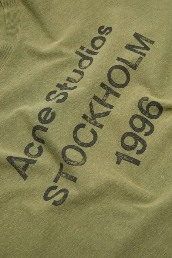 T-shirtar med sprayad logotyp