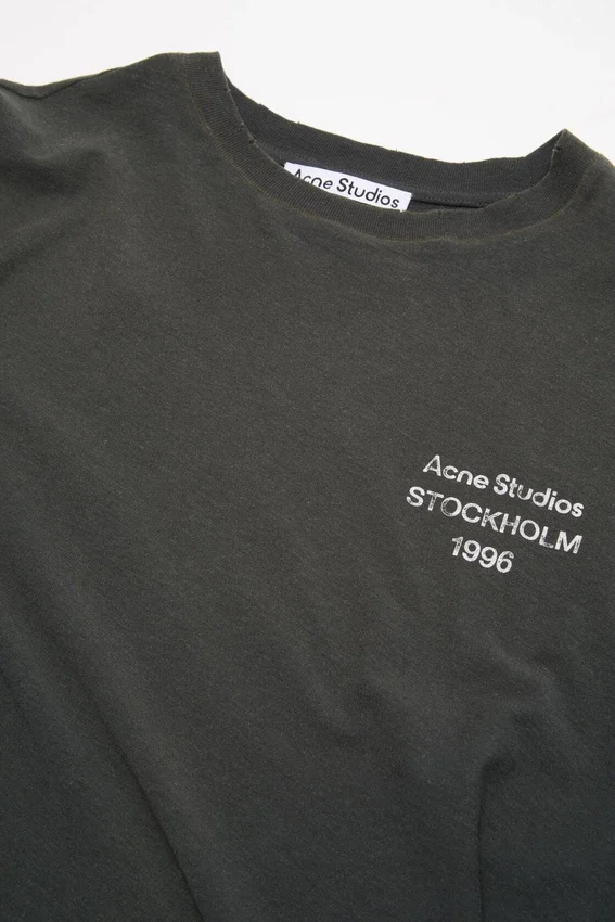 T-shirtar med sprayad logotyp