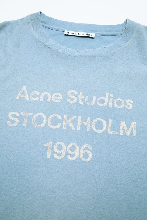 T-shirtar med sprayad logotyp