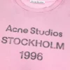 T-shirtar med sprayad logotyp