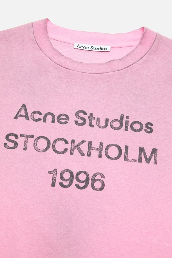 T-shirtar med sprayad logotyp