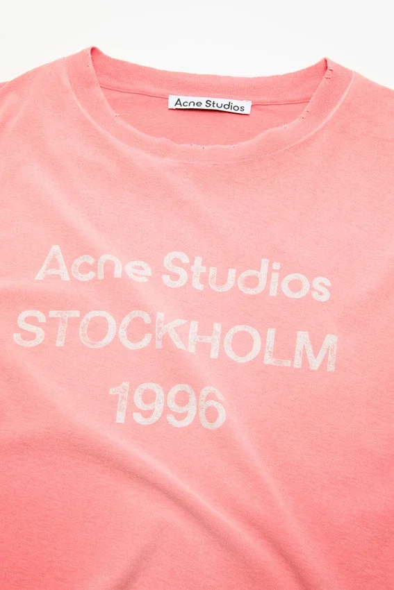 T-shirtar med sprayad logotyp