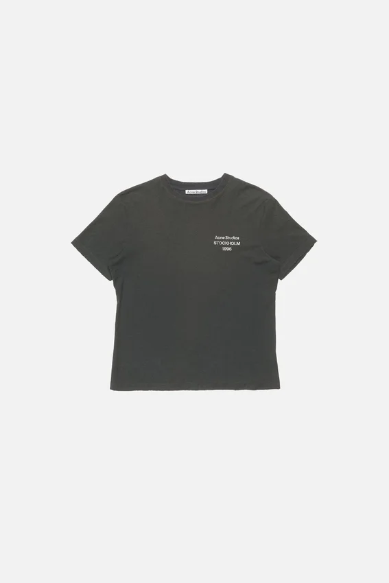 T-shirtar med sprayad logotyp