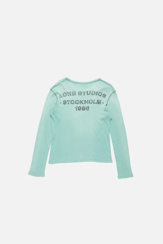 T-shirtar med sprayad logotyp