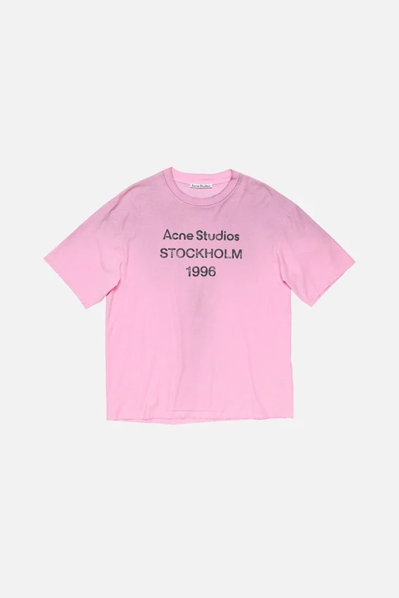 T-shirtar med sprayad logotyp