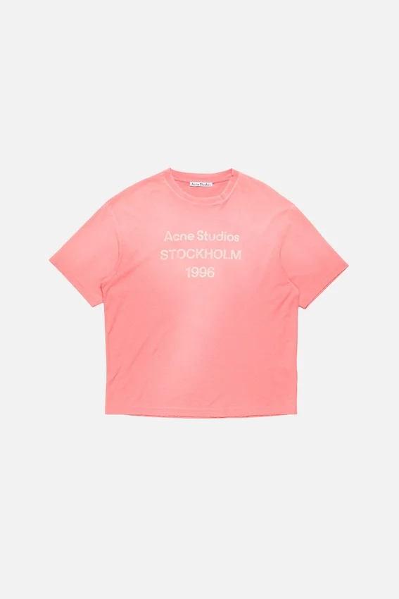 T-shirtar med sprayad logotyp