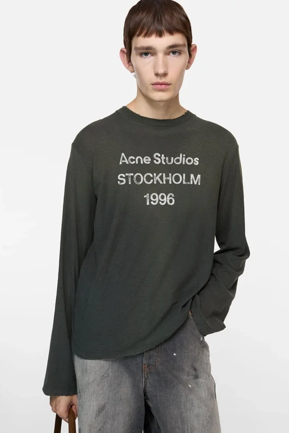 T-shirtar med sprayat 1996-logo