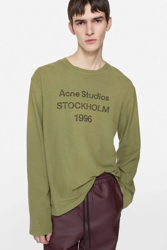 T-shirtar med sprayat 1996-logo