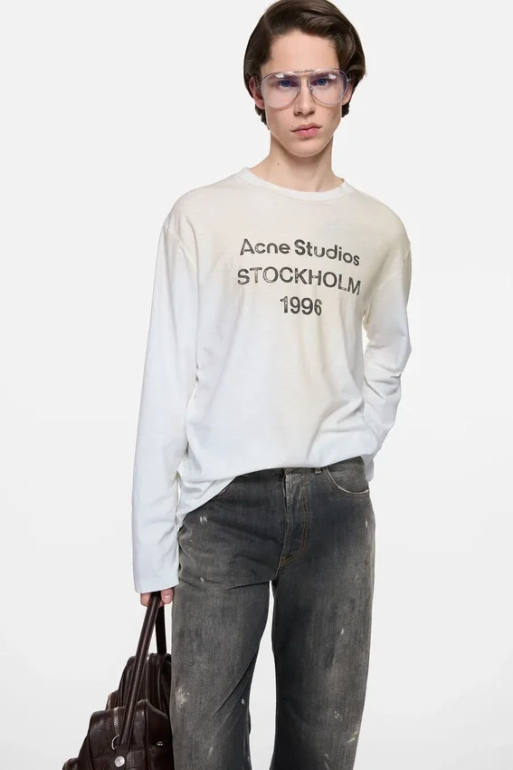 T-shirtar med sprayat 1996-logo