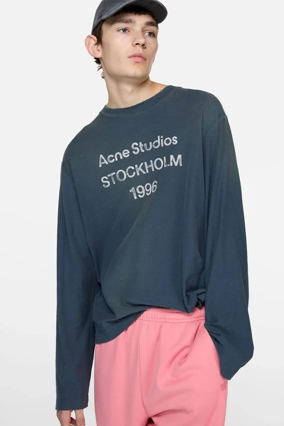 T-shirtar med sprayat 1996-logo