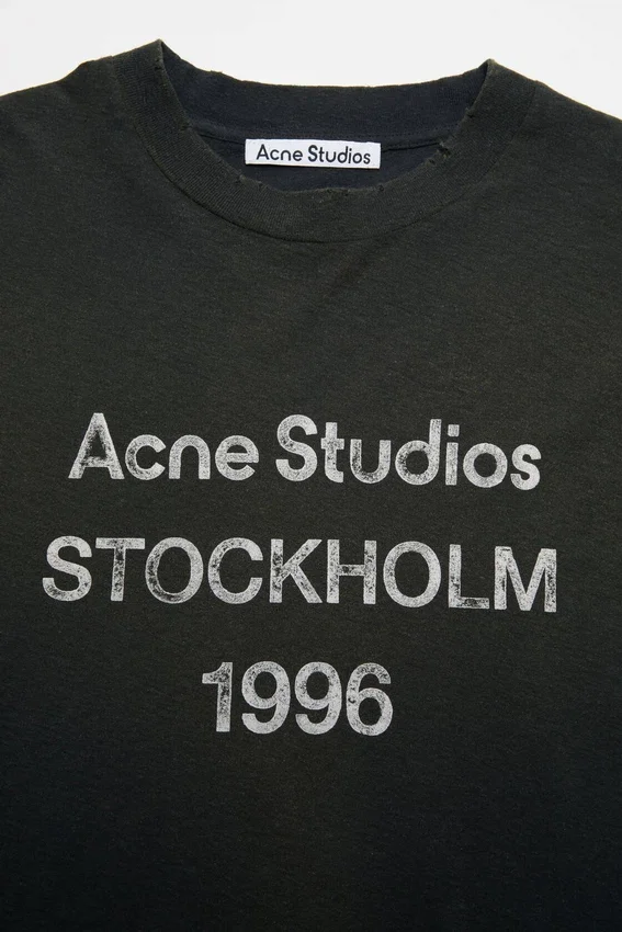 T-shirtar med sprayat 1996-logo