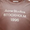 T-shirtar med sprayat 1996-logo