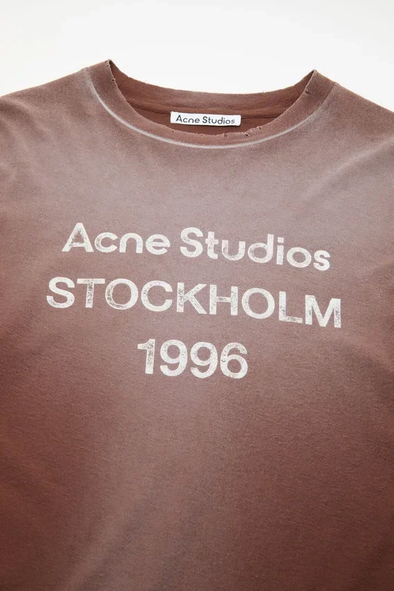 T-shirtar med sprayat 1996-logo