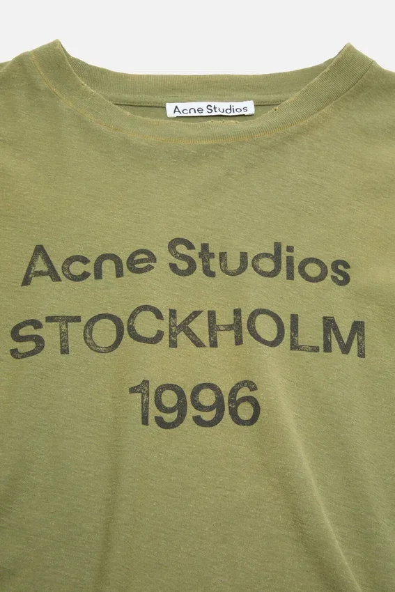 T-shirtar med sprayat 1996-logo